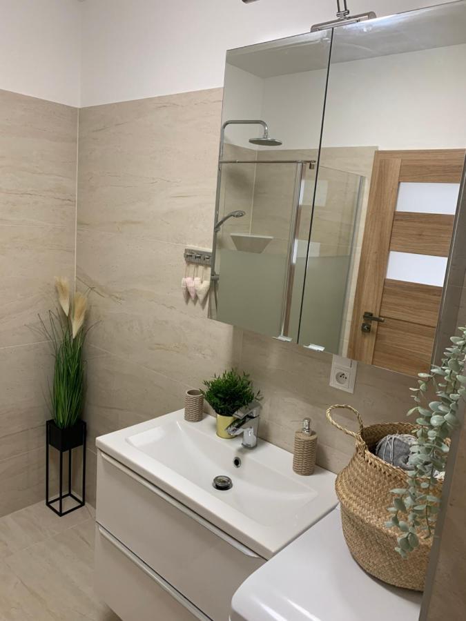 Cozy 2-Bedroom Vacation Apartment With Entire Top Floor Gaj  외부 사진