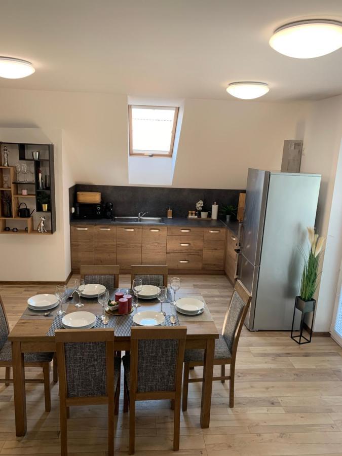 Cozy 2-Bedroom Vacation Apartment With Entire Top Floor Gaj  외부 사진