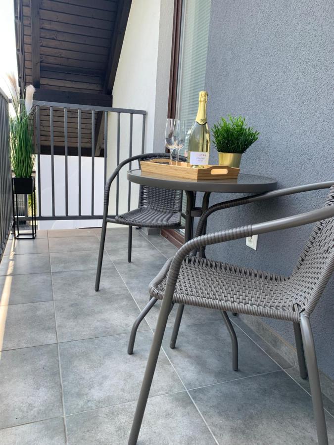 Cozy 2-Bedroom Vacation Apartment With Entire Top Floor Gaj  외부 사진