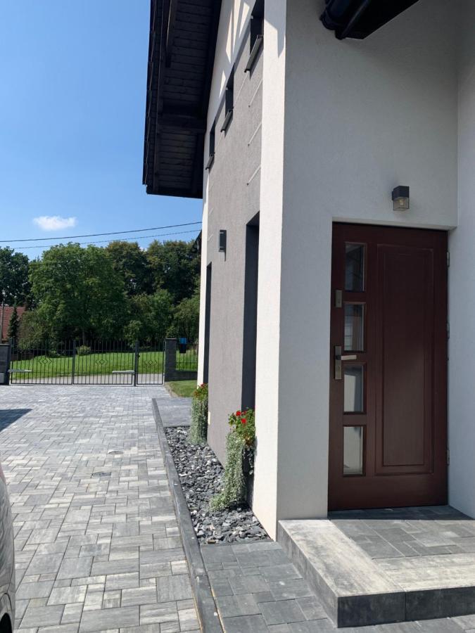 Cozy 2-Bedroom Vacation Apartment With Entire Top Floor Gaj  외부 사진